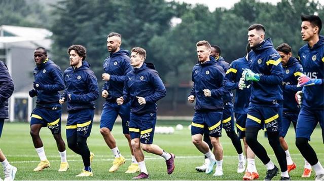 Fenerbahçe’nin kamp kadrosu açıklandı! Yıldız futbolcuların hiç biri yok