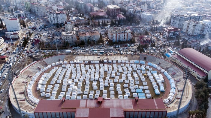 Kahramanmaraş’ta 12 Şubat Stadyumu çadır kente dönüştürüldü