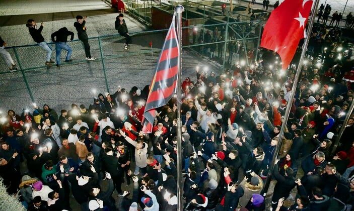 Eskişehirspor taraftarı transfer tahtasının açılmasını kutladı