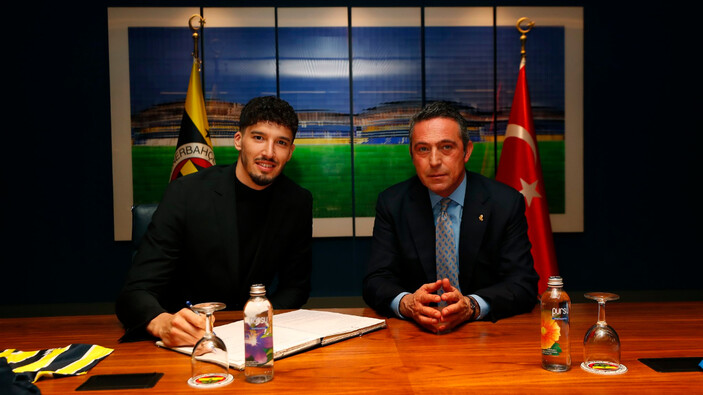 Altay Bayındır 4 yıl daha Fenerbahçe’de! Resmen imzaladı